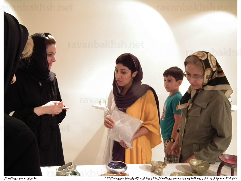 ریحانه گرجیان حین صحبت پیرامون آثار به نمایش درآمده در نمایشگاه حجم های سفالی، گالری هنر، مازندران، بابل، مهرماه 1392