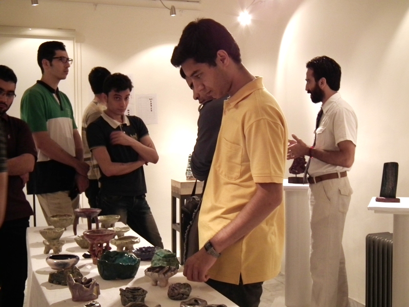 بازدید کنندگان در نمایشگاه حجم های سفالی، گالری هنر، مازندران، بابل، مهرماه ۱۳۹۲