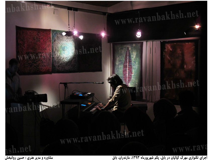 تصویری از مهرک کیائیان حین اجرای تکنوازی خود در بابل، یکم شهریورماه ۱۳۹۳