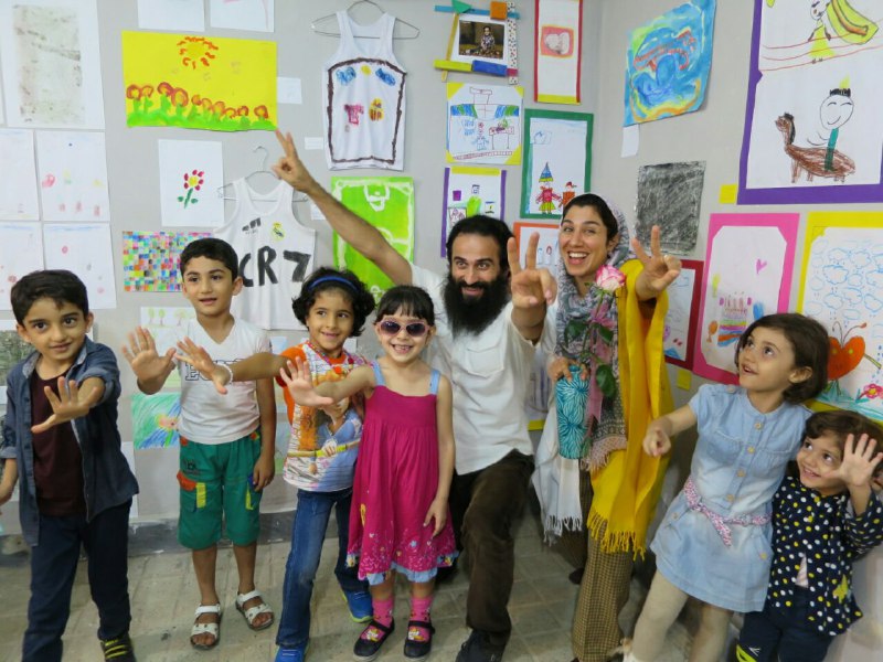 عکس گروهی با تعدادی از کودکان در نمایشگاه، آموزشگاه دانه، قائمشهر، شهریور 1394 عکس گروهی با تعدادی از کودکان در نمایشگاه، آموزشگاه دانه، قائمشهر، شهریور 1394