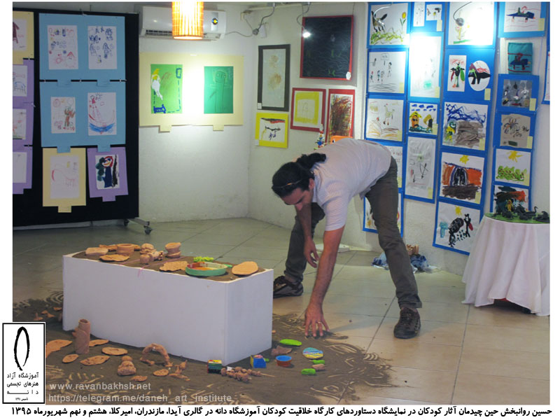 تصویری از حسین روانبخش حین چیدمان آثار کودکان در گالری آیدا، امیرکلا، مهرماه 1395 چیدمان آثار خلاقۀ کودکان در گالری آیدا توسط حسین روانبخش