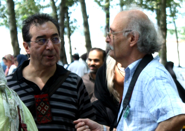 فریبرز زرشناس و بابک اطمینانی در جشن نقاشی روستا، سنبل رود، مازندران ۱۳۸۸ فریبرز زرشناس و بابک اطمینانی در جشن نقاشی روستا، سنبل رود، مازندران ۱۳۸۸