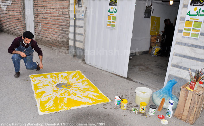 حسین روانبخش در حین اجرای اثر خود در ورک شاپ نقاشی های زرد، یکم دیماه ۱۳۹۱ ، قائمشهر