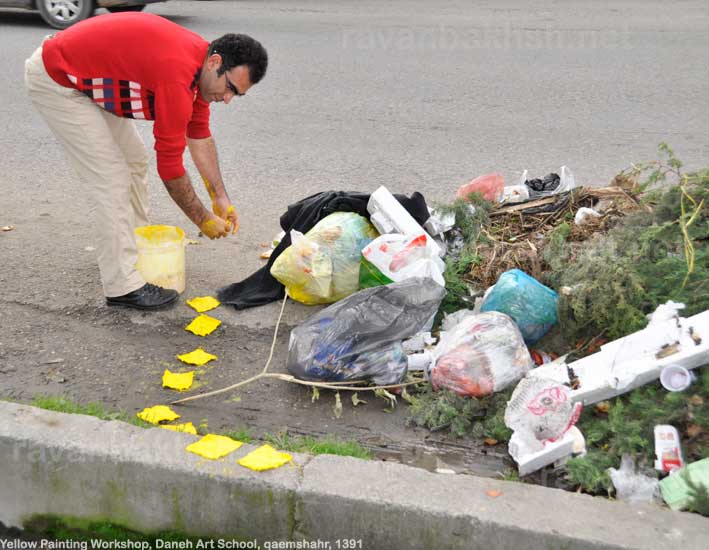 جلال الدین مشمولی در حین اجرای اثر خود با پارچه های زرد رنگ در ورک شاپ نقاشی های زرد، آموزشگاه هنری دانه، قائمشهر، یکم دیماه ۱۳۹۱